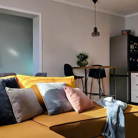 Апартаменты Nuci'S Place 2 Sunny Apartment With Balcony 15 Min From Bllok Тирана