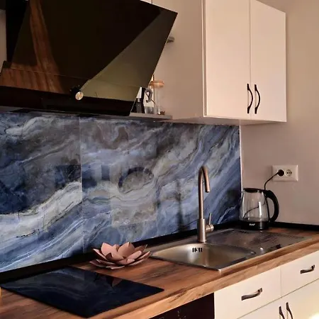 Nuci'S Place 2 Sunny Apartment With Balcony 15 Min From Bllok Apartmán *